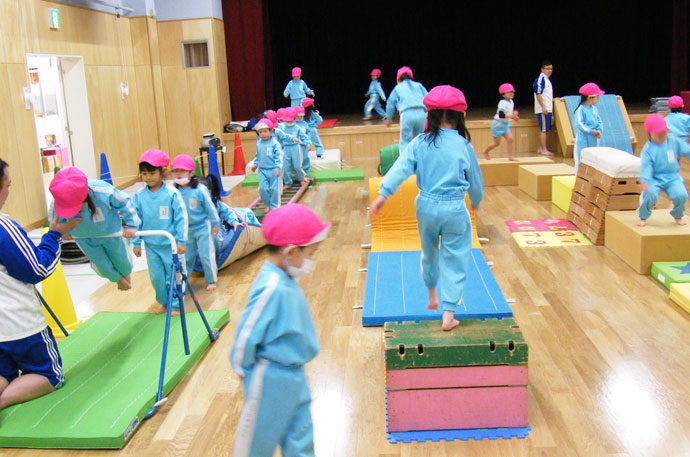 子どもが室内で遊んでいる様子